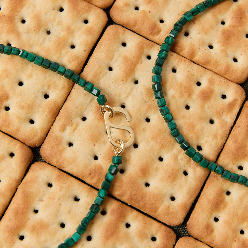 Gargantilha fecho ls prata com banho de ouro amarelo e malaquita