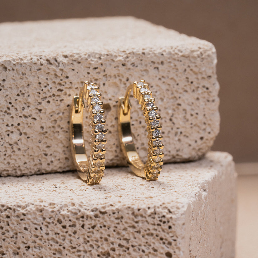 ARGOLA LITTERA OURO AMARELO E DIAMANTES