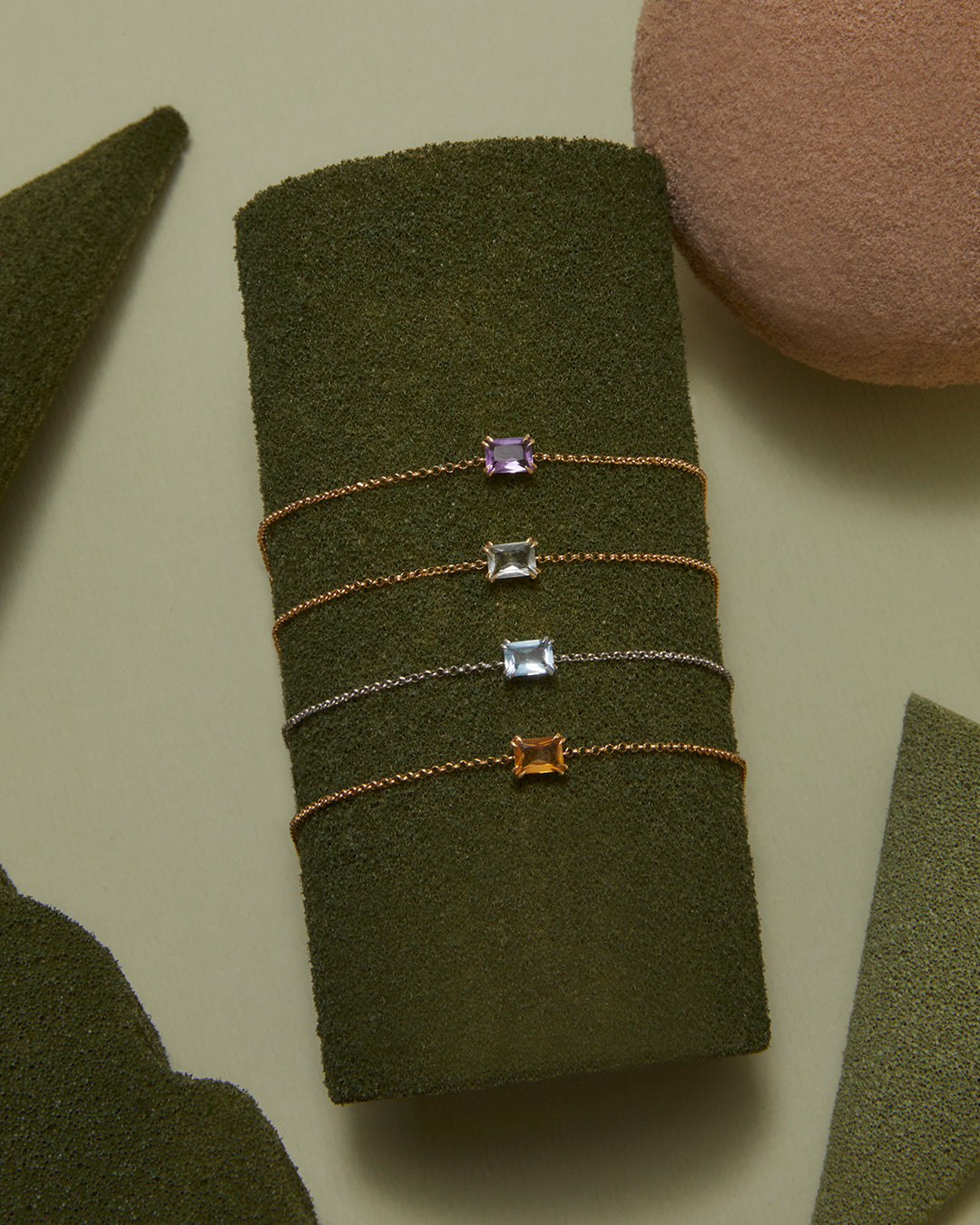 PULSEIRA MINI KANJU OURO AMARELO E AMETISTA VERDE