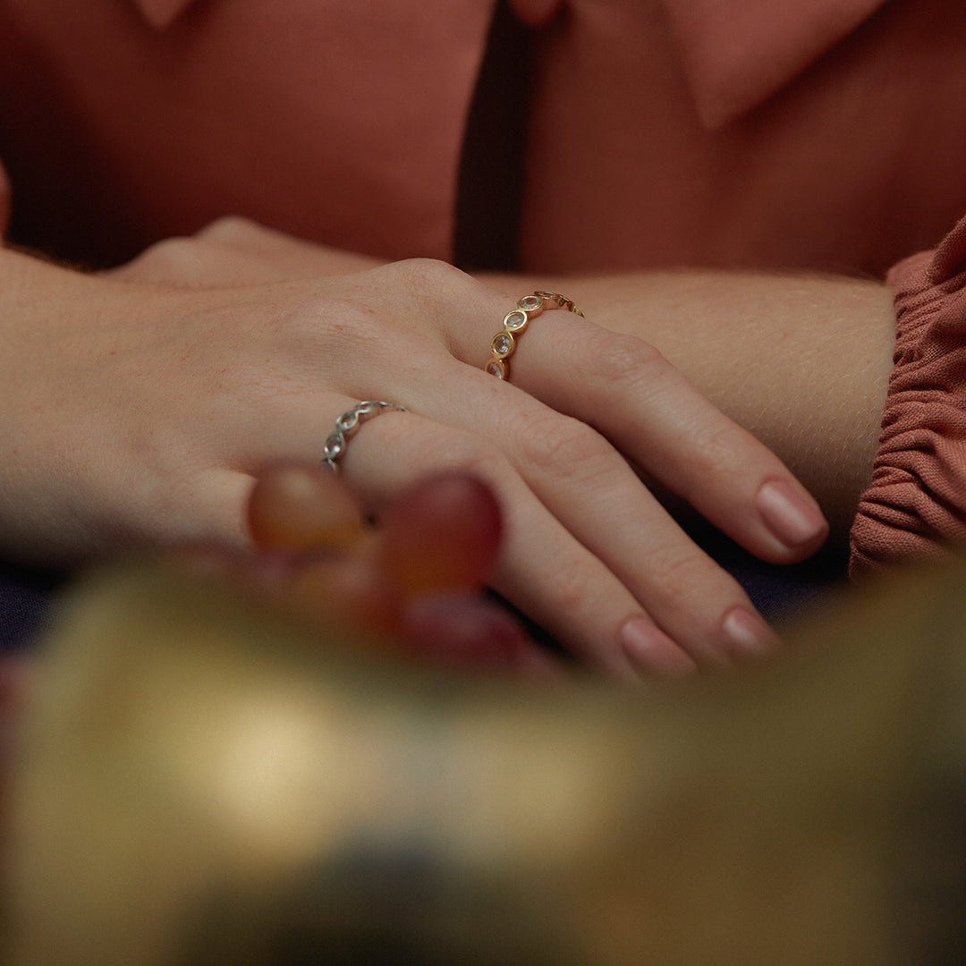 ALIANÇA PEDRAS GALILEU OURO AMARELO E SAFIRA TRANSLÚCIDA