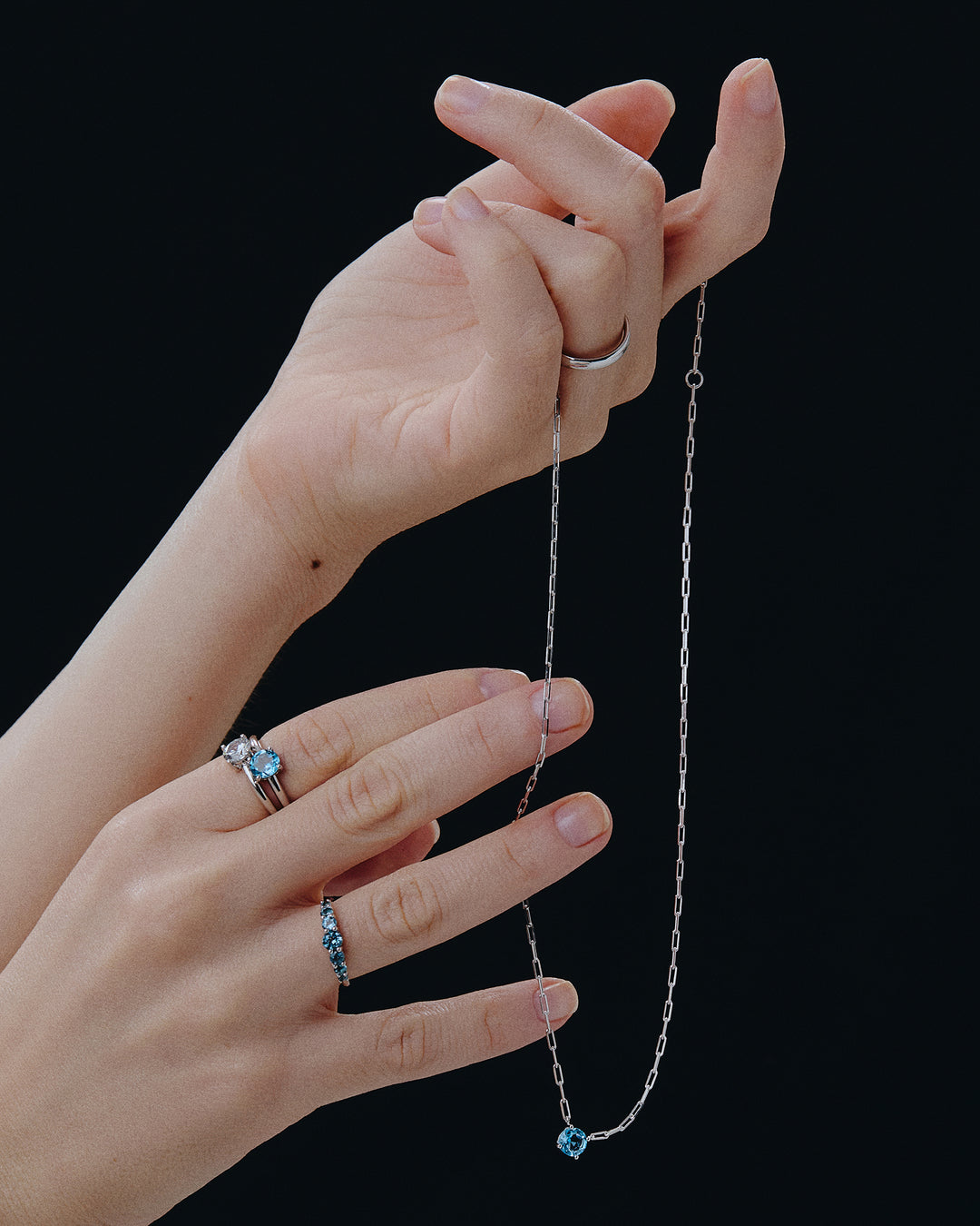 COLAR PONTO DE LUZ ORUGA OURO BRANCO E TOPÁZIO SWISS