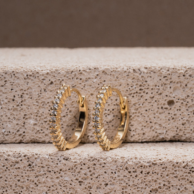 Argola littera ouro amarelo e diamantes