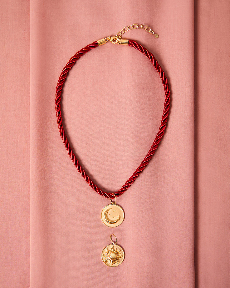 Colar sol  prata com banho de ouro amarelo e fio de seda vermelho