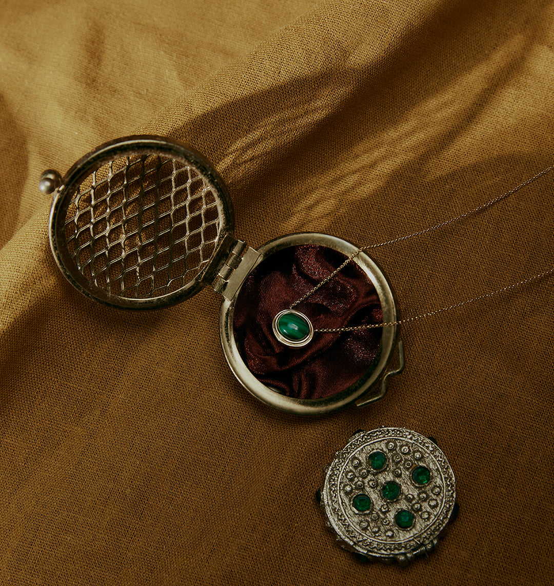 COLAR DOLMABAHCE OURO AMARELO E MALAQUITA