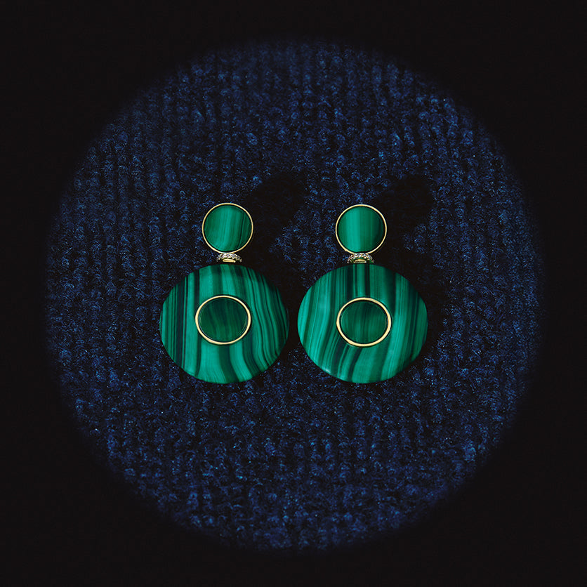 Brinco maxi ella ouro amarelo diamantes brown e malaquita