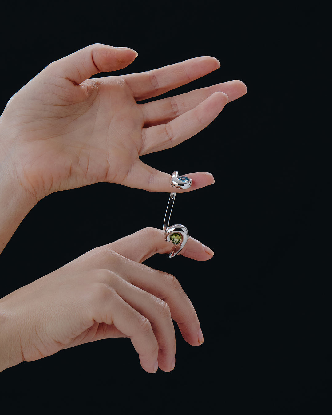 PULSEIRA ORUGA OURO BRANCO TOPÁZIO SWISS E PERIDOTO