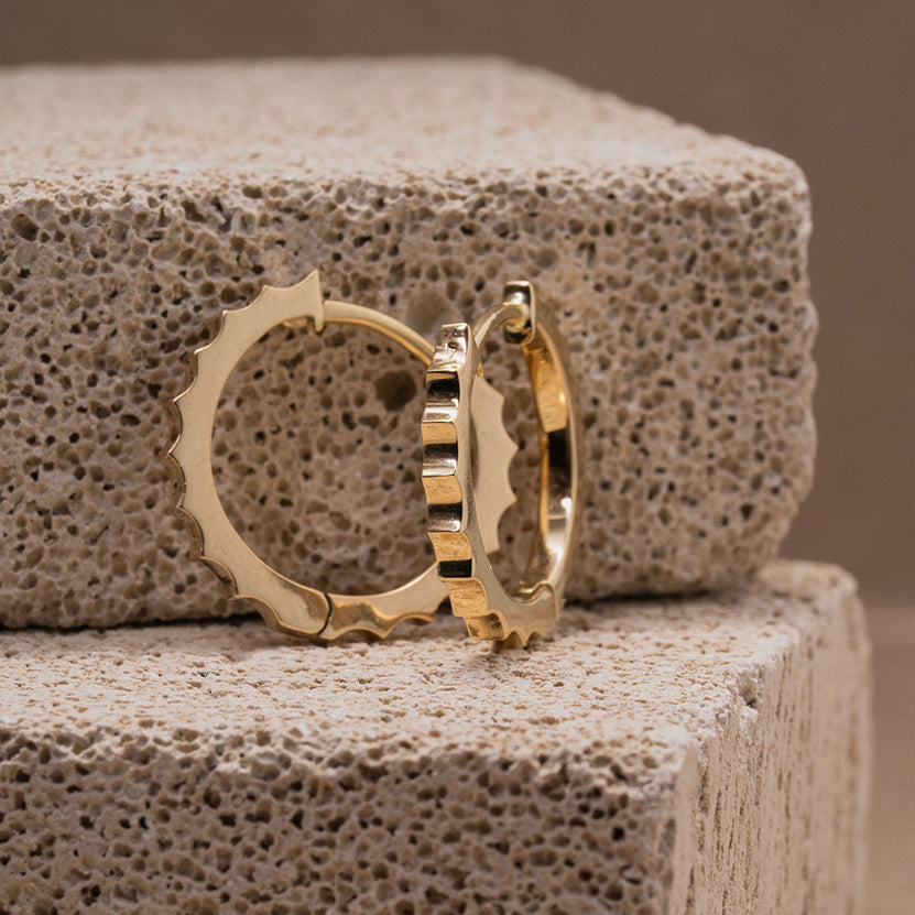 ARGOLA TEXTURA LITTERA OURO AMARELO