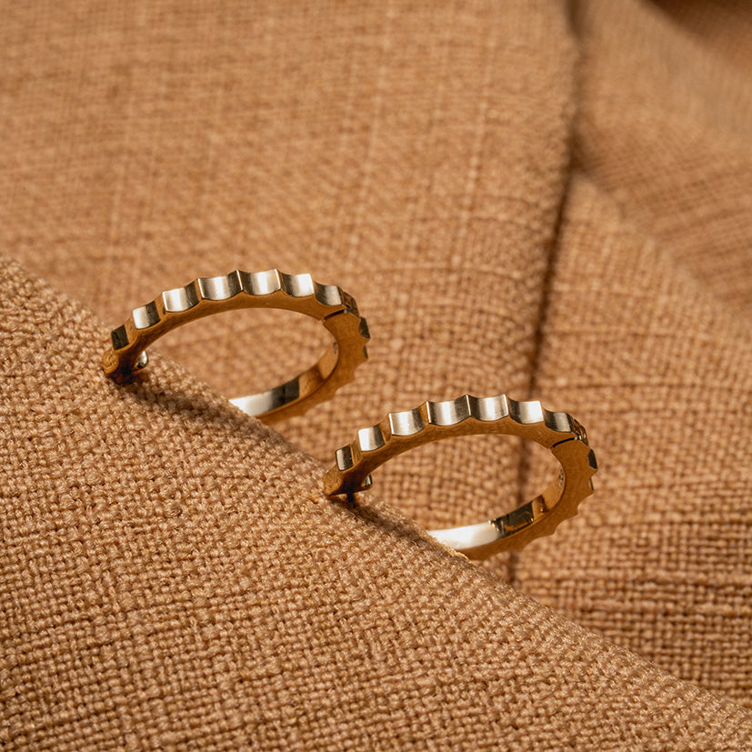 ARGOLA TEXTURA LITTERA OURO AMARELO