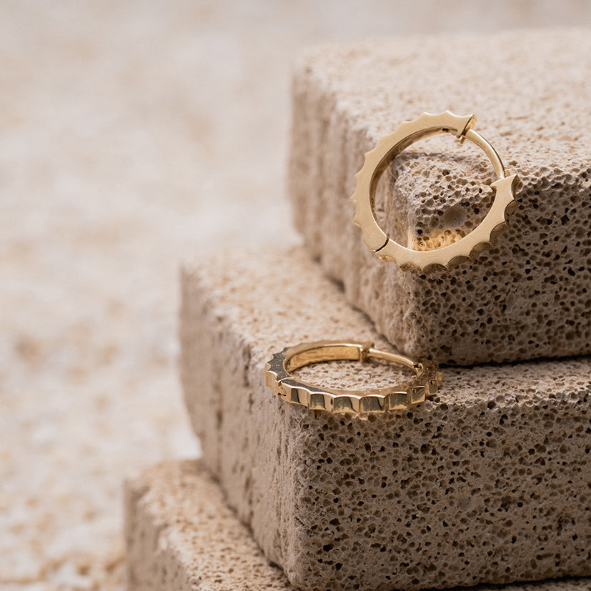 ARGOLA TEXTURA LITTERA OURO AMARELO