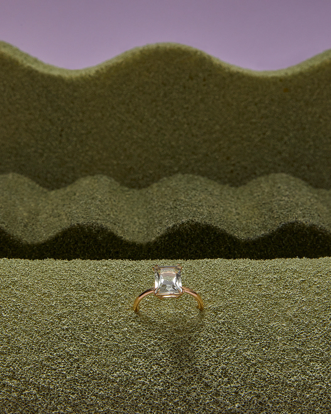 ANEL MINI KANJU OURO AMARELO E AMETISTA VERDE