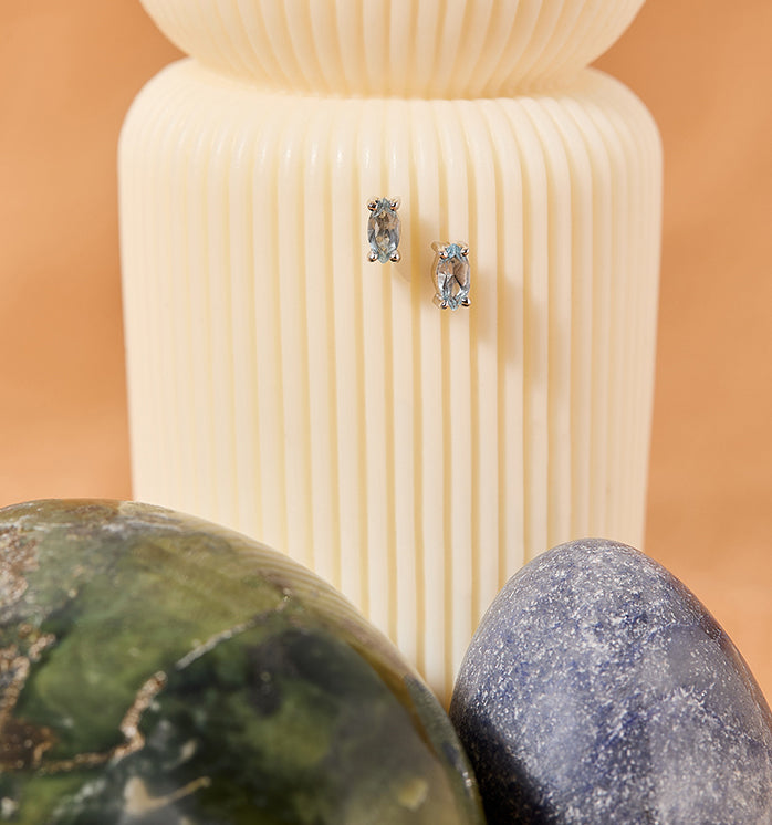 Brinco petit kanju ouro branco e topázio swiss