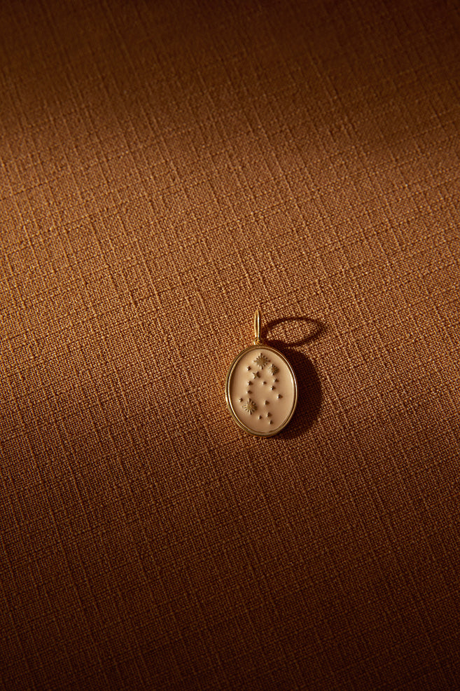 COLAR STELLE GÊMEOS PRATA COM BANHO DE OUROAMARELO E RESINA OFF WHITE