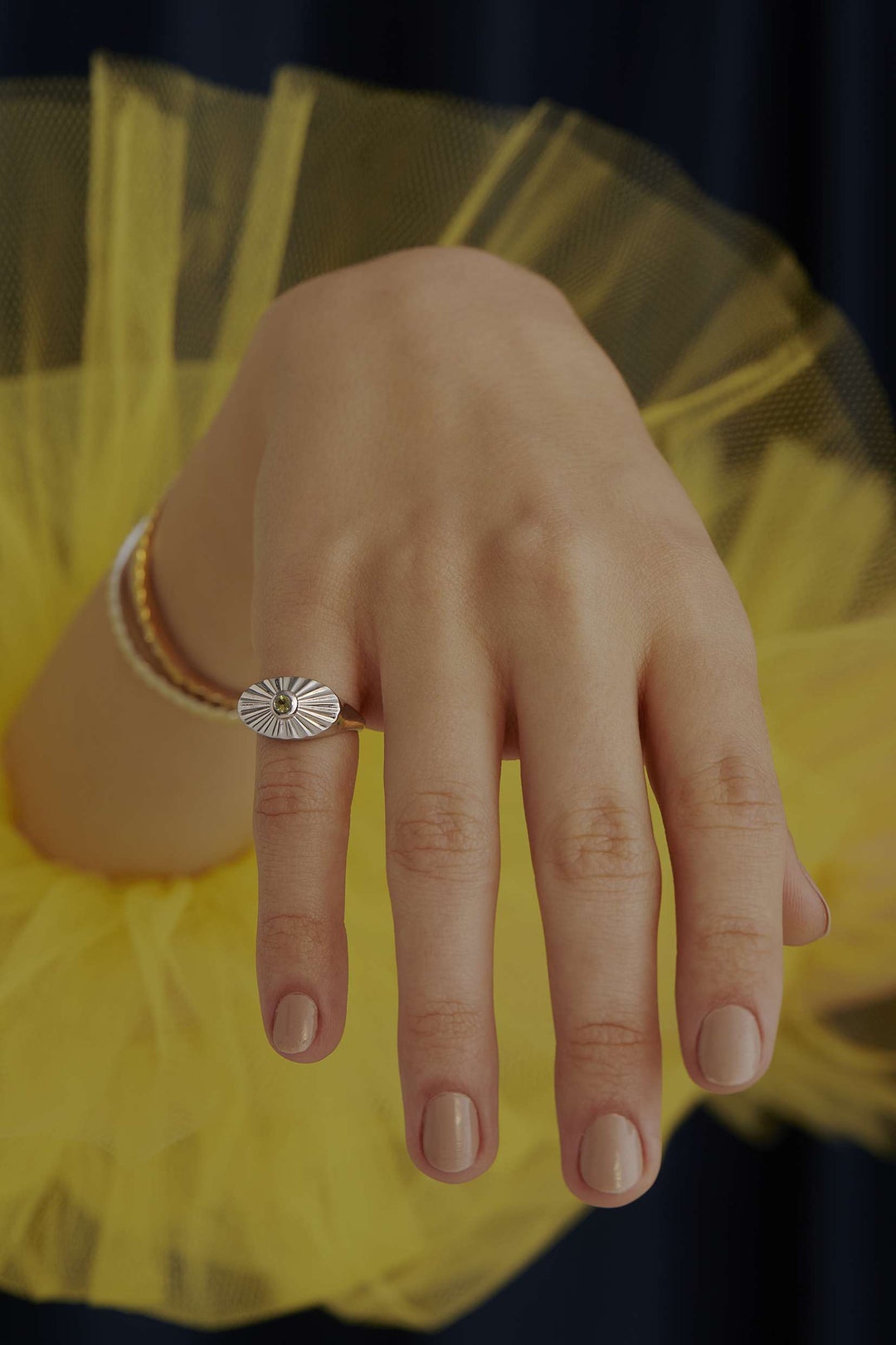 ANEL TENDA OURO BRANCO E PERIDOTO