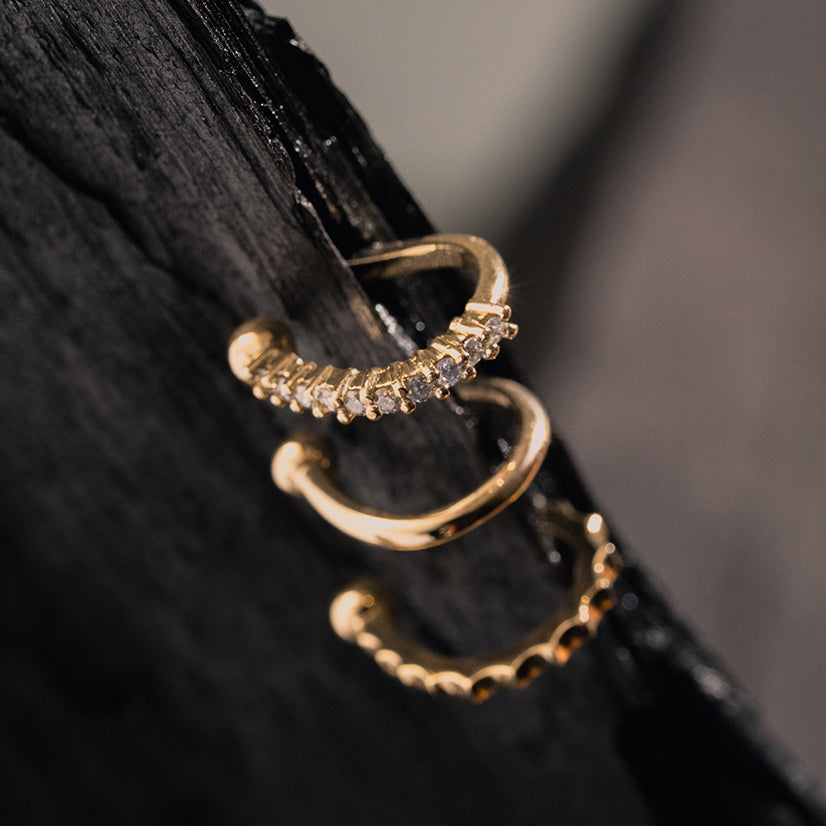 Piercing littera ouro amarelo e diamantes