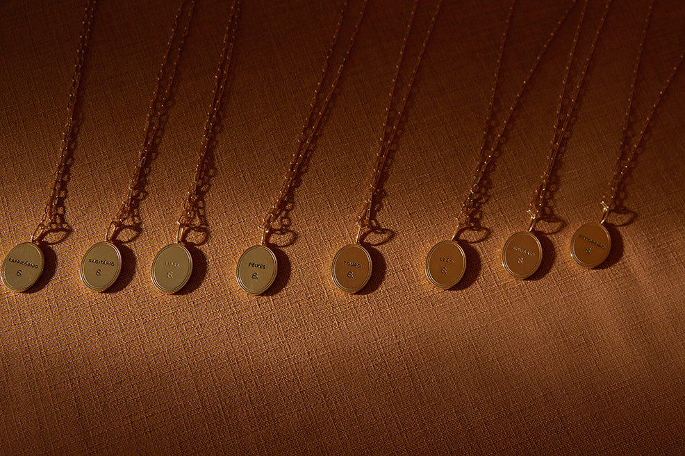 COLAR STELLE GÊMEOS PRATA COM BANHO DE OUROAMARELO E RESINA OFF WHITE