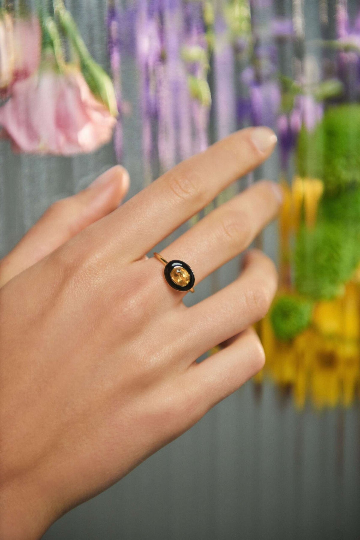 Anel botânica vitoria regia ouro amarelo resina preta e citrino