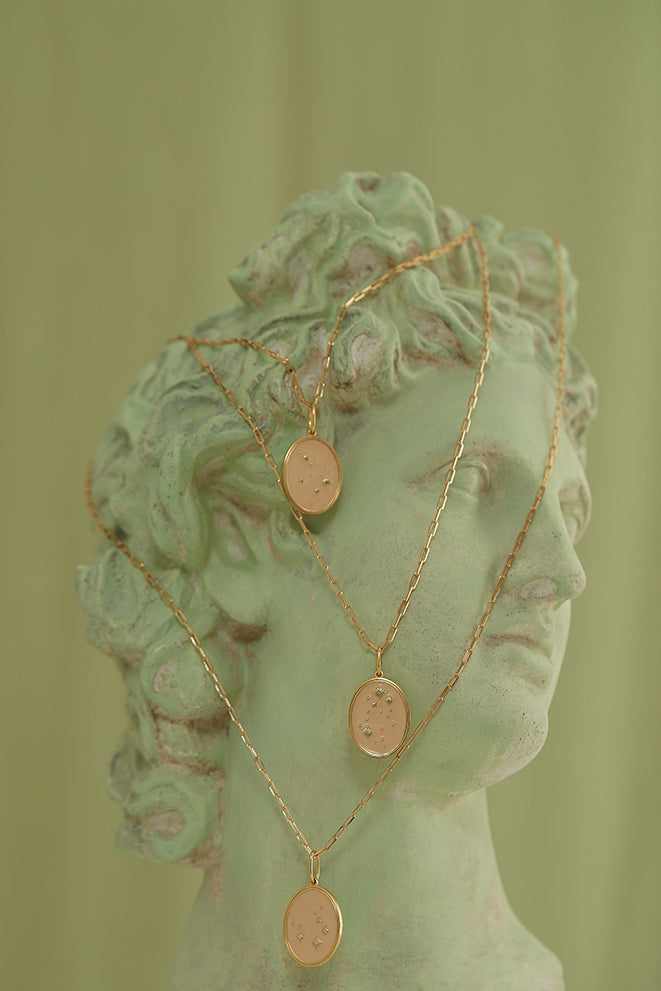 COLAR STELLE GÊMEOS PRATA COM BANHO DE OUROAMARELO E RESINA OFF WHITE