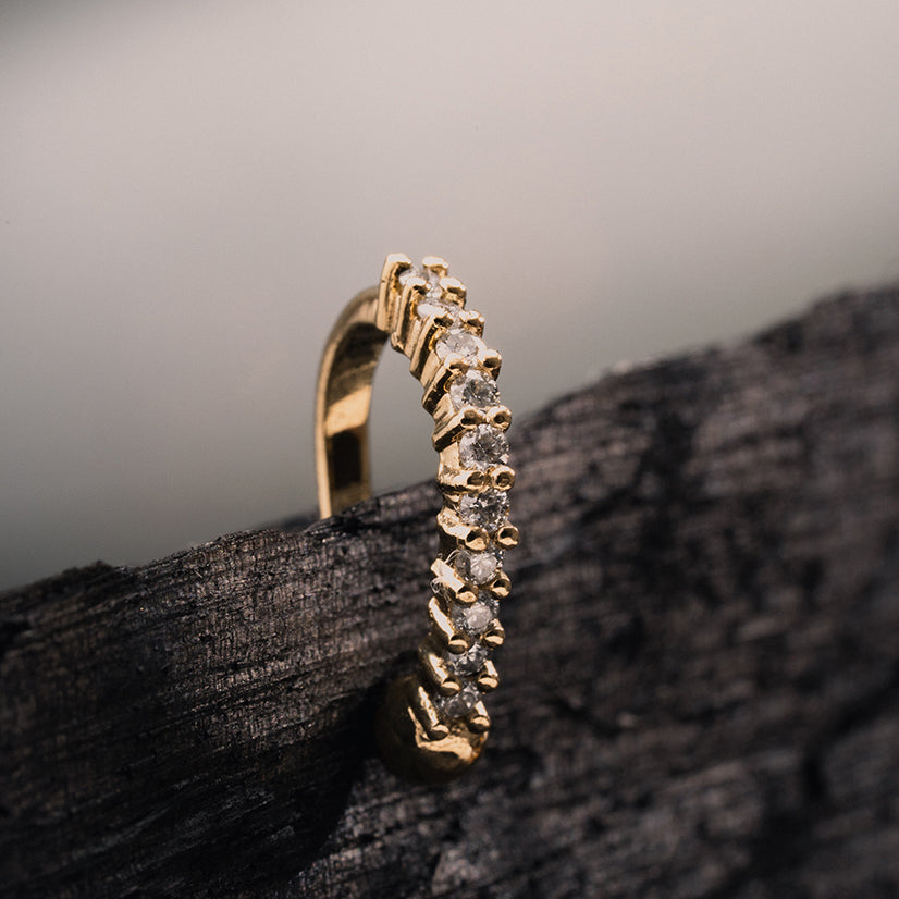 PIERCING LITTERA OURO AMARELO E DIAMANTES